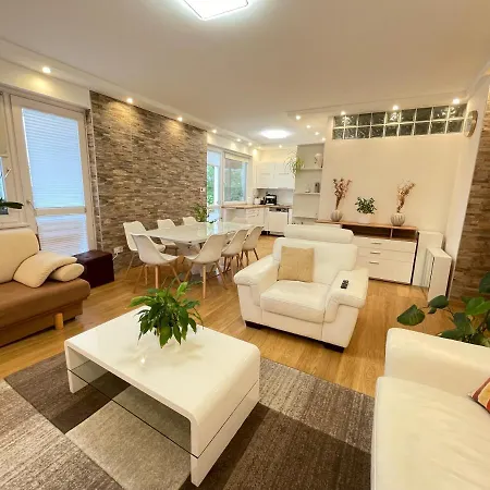 Ildiko Lak * Vonyarcvashegy