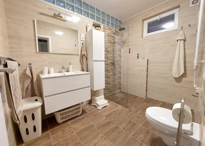 Nyaraló Ildikó Lak *